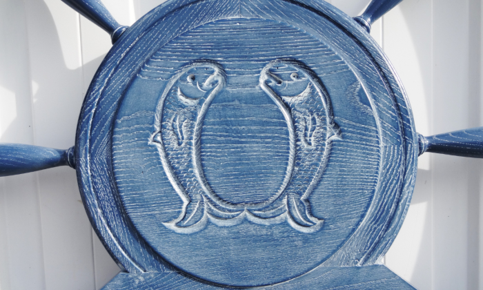 cabecero de cama infantil decapé en blanco con fondo azul javier larraz muebles personalizados bilbao bizkaia (1)