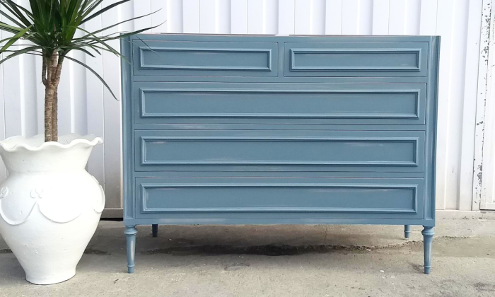 cómoda cajonera azul desgastadas terminación gustaviano javier larraz