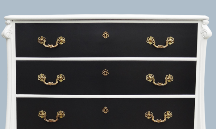 cómoda lacada en blanco y negro con tiradores en contraste javier larraz muebles personalizados